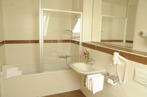 a bathroom with a sink and a shower at Beierleins Hotel & Catering GMBH in Reichenbach