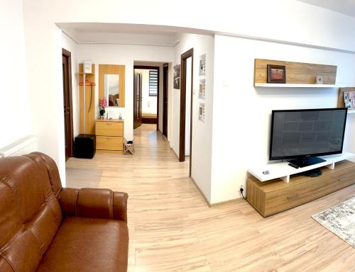 A television and/or entertainment centre at CRISTAL Home Boutique Apartment 1 - Confort, Spatios, Linistit, Zona de interes