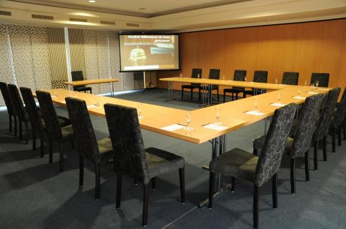 a large conference room with a long table and chairs at Beierleins Hotel & Catering GMBH in Reichenbach