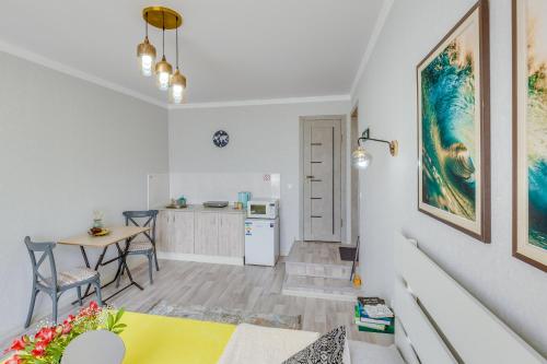 Kuchyň nebo kuchyňský kout v ubytování YourHouse Микрорайон Жетысу-2, дом 66 - экономичнее квартиры, уютнее гостиницы