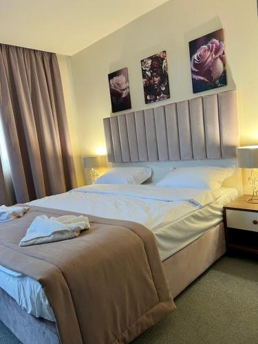 Кровать или кровати в номере Floral Boutique Hotel