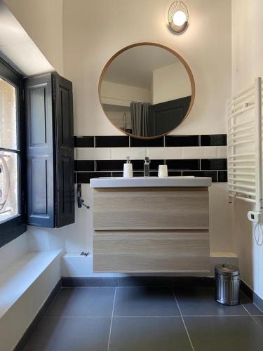 une salle de bain avec un lavabo et un miroir dans l'établissement Appartement de standing au cœur d’Avignon, à Avignon