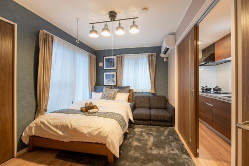 Un dormitorio con una cama con un osito de peluche. en Livion III, en Tokio