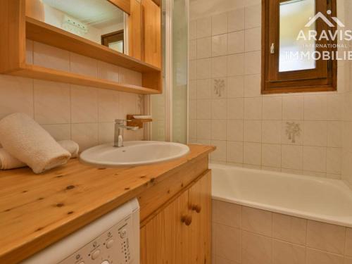 y baño con lavabo y bañera. en Appartement Le Grand-Bornand, 4 pièces, 9 personnes - FR-1-391-23, en Le Grand-Bornand