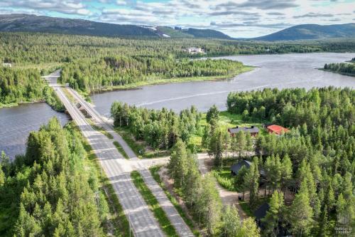 z powietrza widok na rzekę i most w obiekcie Holiday in Lapland - Levisalmi A w mieście Levi