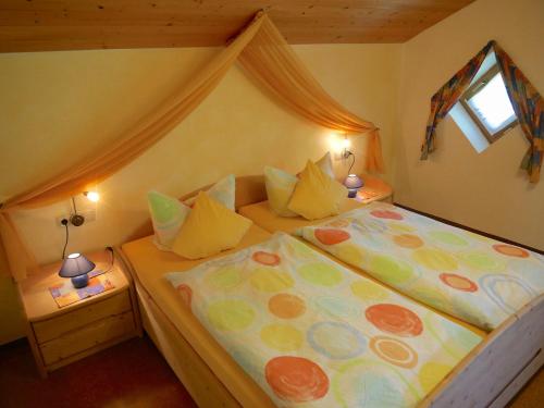 1 dormitorio con 1 cama grande y 2 lámparas en Haus Auerhahn, en Bad Hindelang