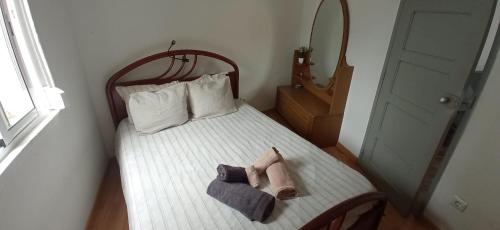 Un pat sau paturi într-o cameră la Casa Avô T1