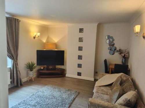 A television and/or entertainment centre at Chester City Apartments - With free parking
