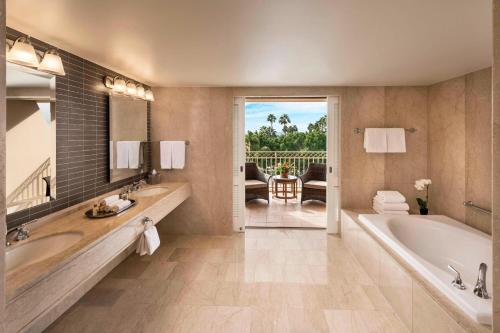 La salle de bains est pourvue de 2 lavabos, d'une baignoire et d'une baignoire. dans l'établissement The Phoenician, a Luxury Collection Resort, Scottsdale, à Scottsdale