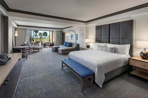 ein Schlafzimmer mit einem großen Bett und ein Wohnzimmer in der Unterkunft The Phoenician, a Luxury Collection Resort, Scottsdale in Scottsdale