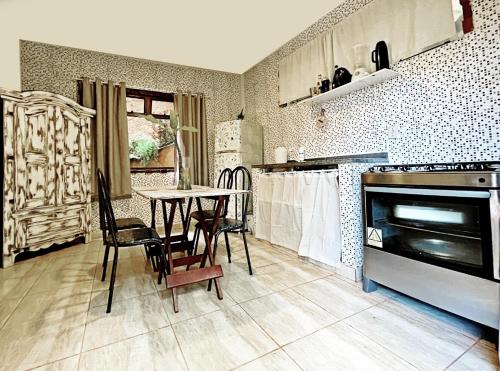 una cocina con mesa y sillas. en L&M Housing Apartamentos y casa en Búzios