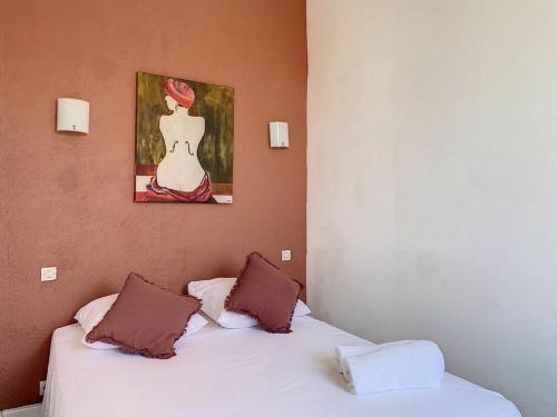 Cette chambre dispose de 2 lits et d'une peinture murale. dans l'établissement Ultra Central - Le Quartier des Artistes - Les Frères de la Loc', à Marseille