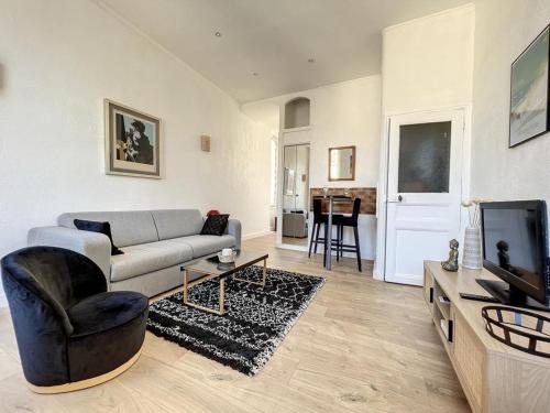 un salon avec un canapé et une télévision dans l'établissement Ultra Central - Le Quartier des Artistes - Les Frères de la Loc', à Marseille