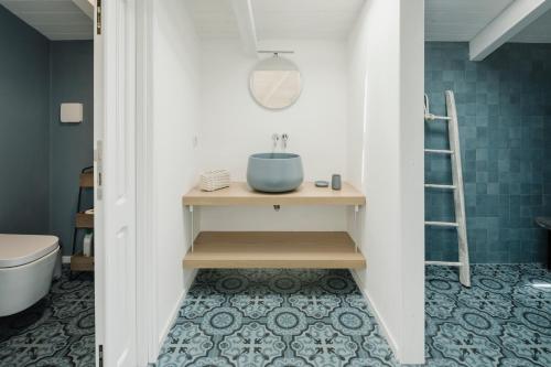 y baño con lavabo y aseo. en AltaMarea - Ampi spazi in Centro storico en Carloforte