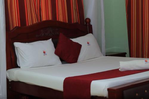 Postel nebo postele na pokoji v ubytování Lambada Holiday Resort Mombasa