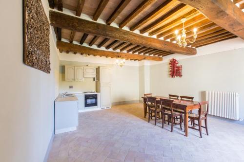 uma cozinha e sala de jantar com mesa e cadeiras em Borgo Colognola - Dimora Storica em Cenerente