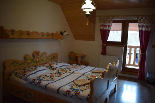 1 dormitorio con 1 cama con un edredón colorido en Penzión na gazdovskom dvore, en Dolný Kubín