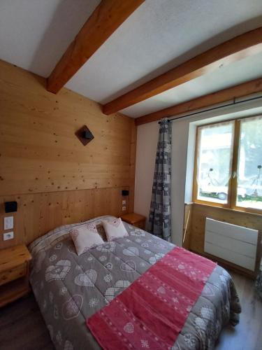 Voodi või voodid majutusasutuse Chalet l'aubépine résidence B&B toas