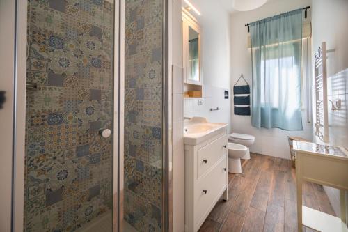 W łazience znajduje się prysznic, umywalka i toaleta. w obiekcie Villa Nisa apartment w mieście Fontane Bianche