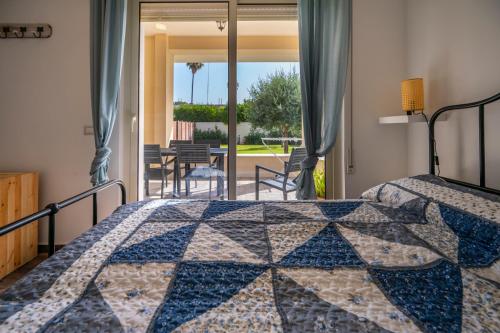 sypialnia z łóżkiem i widokiem na patio w obiekcie Villa Nisa apartment w mieście Fontane Bianche
