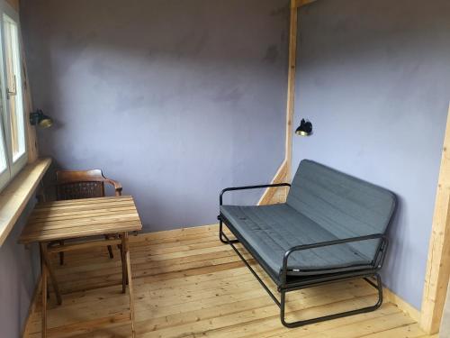 una silla azul y una mesa en una habitación en Oddih pr Toniqu en Most na Soči