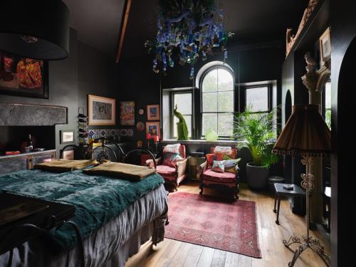 een slaapkamer met een bed en een woonkamer bij Alpine Apartments Snowdonia in Betws-y-coed