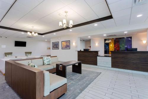 a waiting area in a hospital with a waiting room at Wyndham Garden Tallahassee Capitol Near FSU in Tallahassee