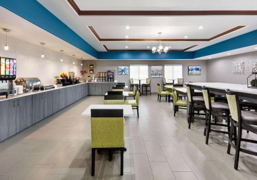 a dining area with tables and chairs in a restaurant at La Quinta by Wyndham Sulphur Springs in Sulphur Springs