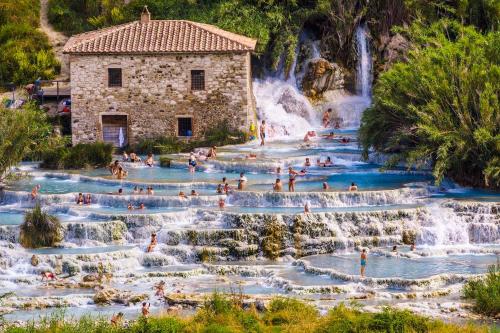 un grupo de personas nadando en una cascada en un parque acuático en Villa Mori, en Gradoli