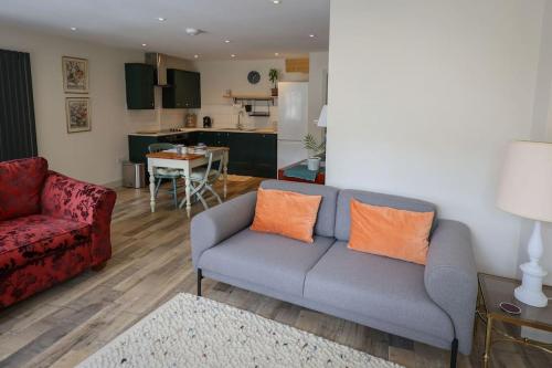 Ruang duduk di Spacious 1-bed apartment with super king or twin in central Charlbury, Cotswolds