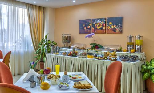 un buffet de comida en una mesa en una habitación de hotel en Nefeli Hotel, en La Canea