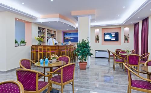 TV a/nebo společenská místnost v ubytování Nefeli Hotel