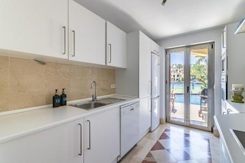 Kuchyň nebo kuchyňský kout v ubytování Waterside Apartment in Sotogrande Marina with Private Pool