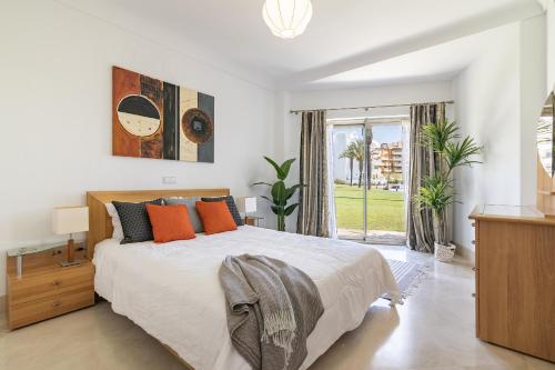 Postel nebo postele na pokoji v ubytování Waterside Apartment in Sotogrande Marina with Private Pool
