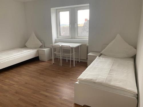 Łóżko lub łóżka w pokoju w obiekcie Schicke Monteurunterkunft in Mendig mit drei Wohneinheiten
