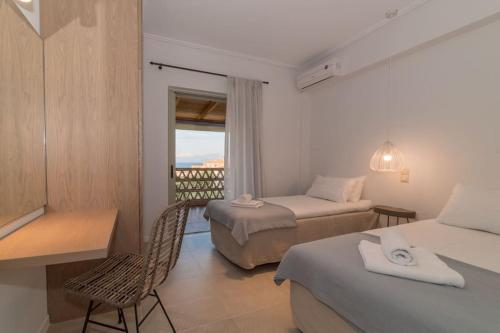 een hotelkamer met 2 bedden en een balkon bij Villa Daphne in Tsilivi