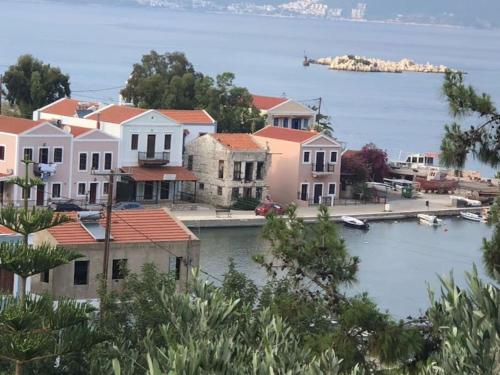 um grupo de casas ao lado de uma massa de água em Kastellorizo- Casa Piero em Meyisti