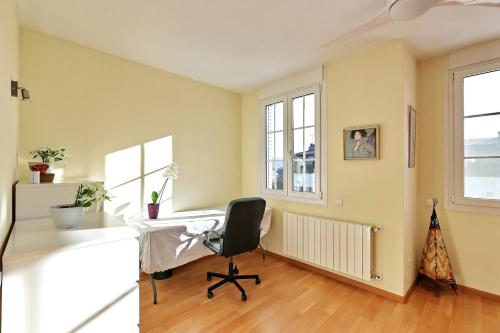 una oficina con escritorio y silla en una habitación en An excellent double room close to the UDG University en Girona