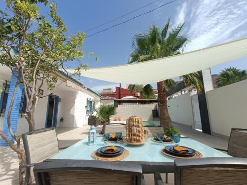 - une table avec des assiettes de nourriture sur une terrasse dans l'établissement Stunning Villa in Aguadulce, Almería Private Pool 400 sqm area 800m Beach, à Aguadulce