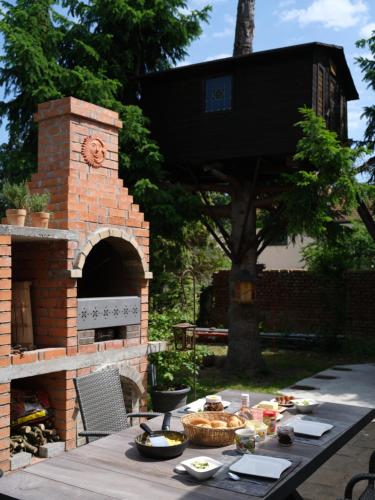 una mesa con comida en ella con un horno de ladrillo en FeWo nähe Seenlandschaft - Belantis, en Leipzig