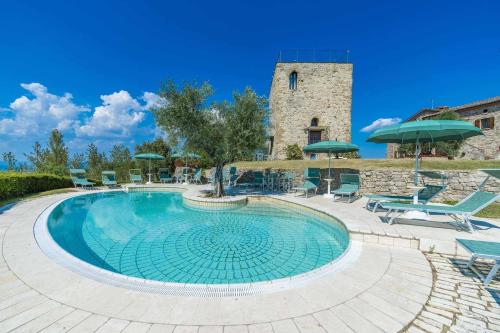 Bazén v ubytování Torre di Celle nebo v jeho okolí