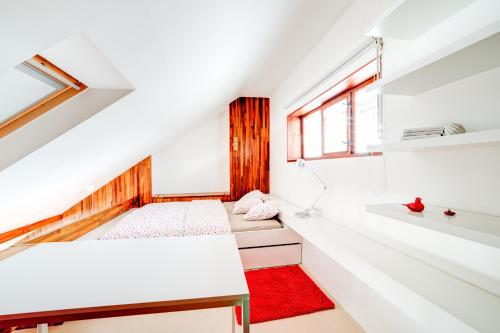 Habitación con 2 camas y alfombra roja. en Happy Apartment, en Brno
