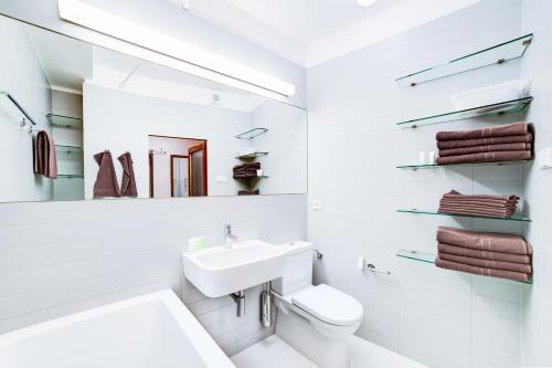 bagno bianco con lavandino e servizi igienici di Happy Apartment a Brno