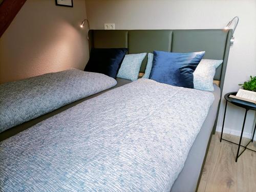 two beds sitting next to each other in a bedroom at Bergsteigerbude in Wernigerode