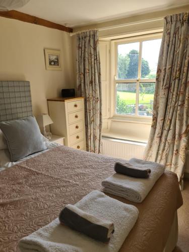 1 dormitorio con 1 cama con toallas en Home from home in Linton, en Linton