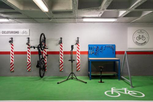 um quarto com um grupo de bicicletas em exposição em Parador de Lerma em Lerma