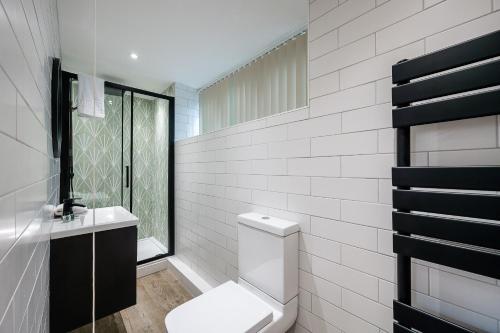 een badkamer met een toilet, een wastafel en een raam bij Host & Stay - The Georgian Coach House 2 in Liverpool