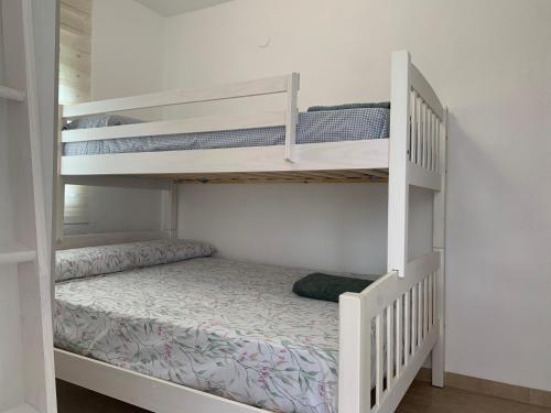 1 Schlafzimmer mit 2 Etagenbetten und einer Treppe in der Unterkunft Bonito y coqueto apartamento a 150metros de la playa 2 Línea in Playa de Gandia