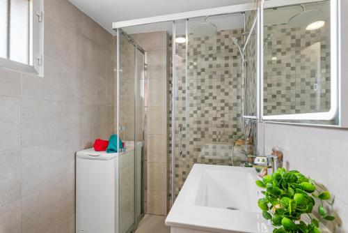 a bathroom with a shower and a sink and a toilet at Apartamento Bondi - PlusHolidays in Calpe