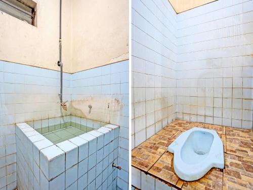 Habitación con suelo de baldosa y baño con aseo. en SPOT ON 92652 Meir E-homestay 2 Syariah, en Surabaya